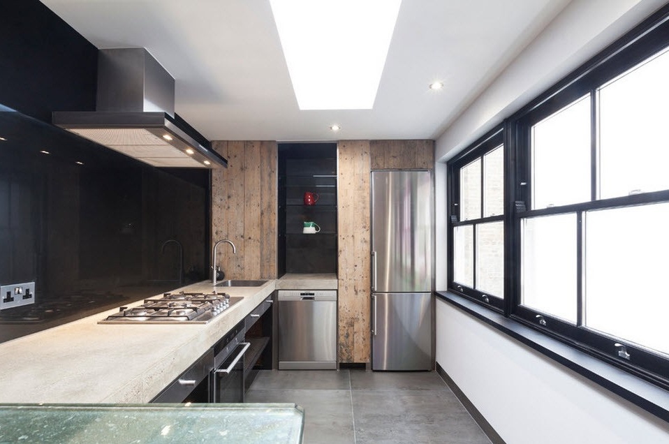 Charakteristické materiály ve stylu podkroví v designu interiéru kuchyně
