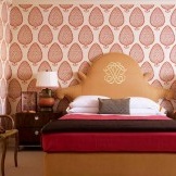 Papel pintado con un patrón grande en el dormitorio