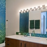 Farverig mosaik i badeværelset