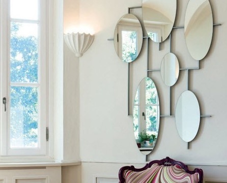 Keli ovalūs veidrodžiai ant sienos