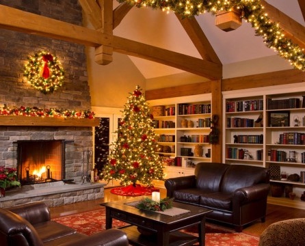 Christmas wreath sa ibabaw ng fireplace