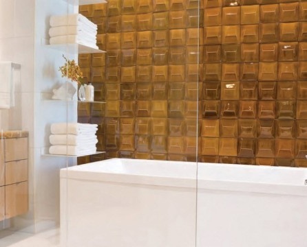 καφέ τοιχοποιία στο μπάνιο και λευκές πετσέτες στα ράφια