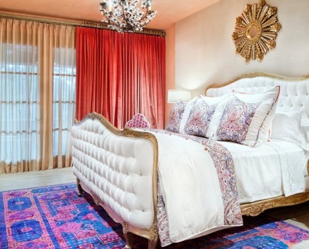 Røde gardiner i et marokkansk soveværelse