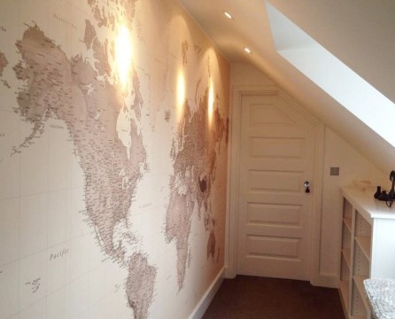 Carte avec continents beiges dans le couloir
