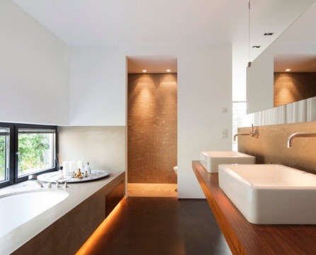 Plancher de salle de bain marron