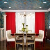 Plafond bleu-gris et rideaux rouges