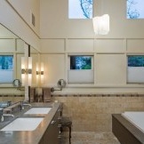 Apliques de paret prop dels miralls del bany