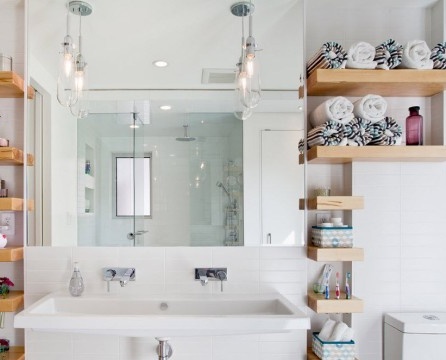 Medinės lentynos su rankšluosčiais vonios kambaryje