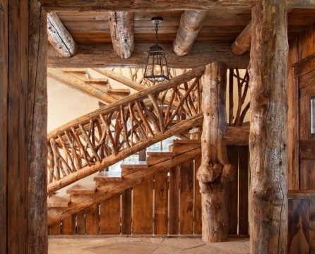 Scala in legno in una casa stilizzata