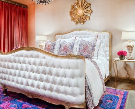 Biela posteľ v marockej izbe