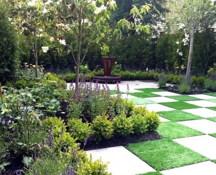 Malowniczy trawnik w ogrodzie