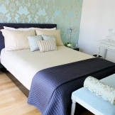 Schlafzimmerinnenraum mit blauer Tapete