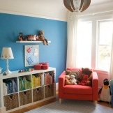 קיר כחול בחדר הילדים