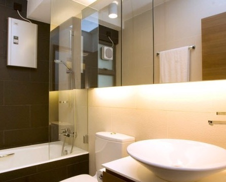 مرآة الحائط فوق مغسلة في الحمام