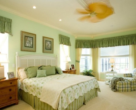 Kodikas makuuhuone vihreissä väreissä