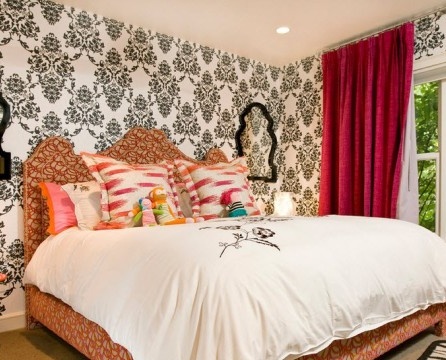 Контрастни украс тапета у спаваћој соби