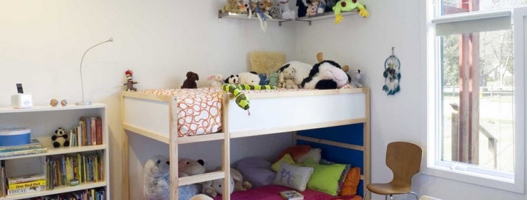 Rotaļlietas uz divstāvu gultas