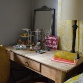 Drewniane biurko w sypialni