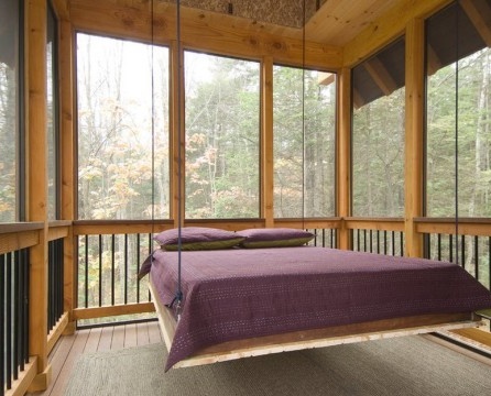 Couvre-lit violet sur un lit suspendu