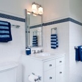 Svetlé kontrastné prvky na stenách kúpeľne