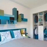 The combination of blue elements on a white background of the walls in the nursery
