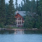 Façade d'une maison au bord du lac