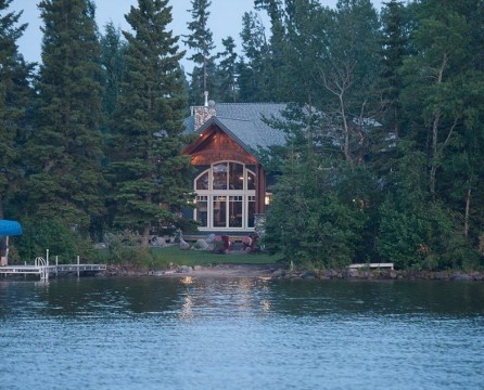 Fasade på et hus ved innsjøen