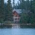 Fasade på et hus ved søen