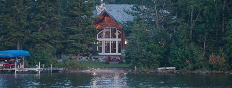 Πρόσοψη ενός σπιτιού δίπλα στη λίμνη