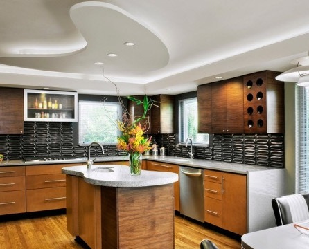 Dizajn zakrivljenog stropa u kuhinji
