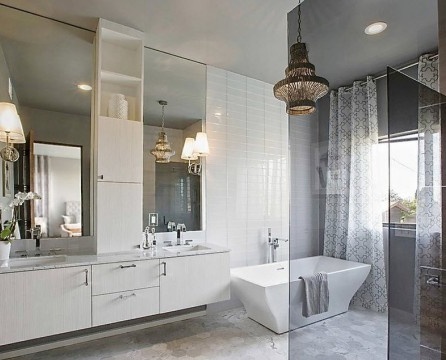 Prozirna staklena pregrada u modernoj kupaonici
