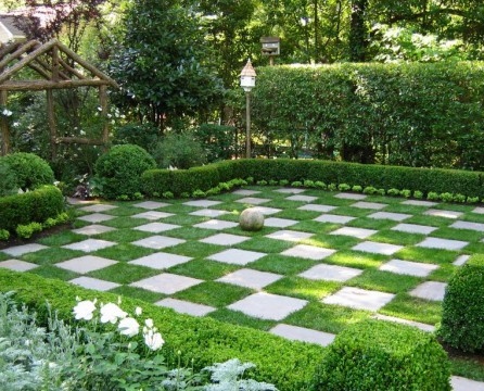 Šachový trávník interiér