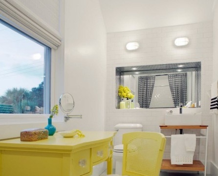 Žlutý toaletní stolek pod oknem v koupelně
