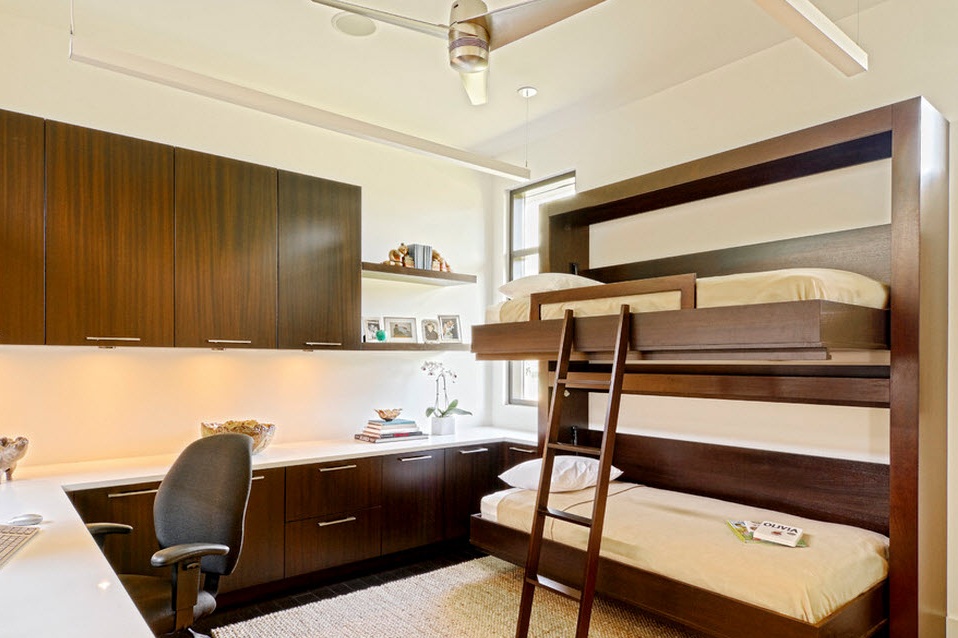 Łóżko piętrowe w brązowym zestawie mebli