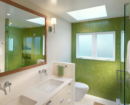 Zelená kachlová stěna v koupelně