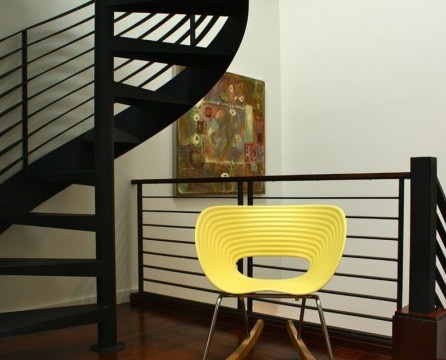 Cadeira de balanço amarela no corredor