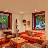 Orange möbler i interiören