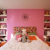 hvit sengeteppe i et rosa rom