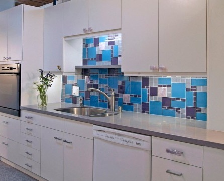 Färgglada tegelplattor i köket