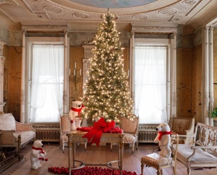 שלושה דובונים לבנים ליד עץ חג המולד