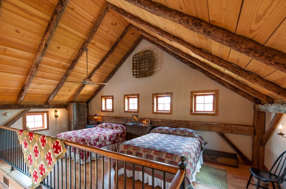 Két ágy a tetőtérben
