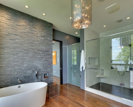 Laminat im Badezimmer mit grauer Wand