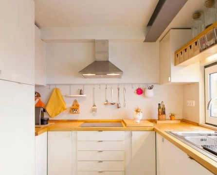 U-shaped working kitchen area