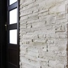 Decoración de pared con piedra artificial.