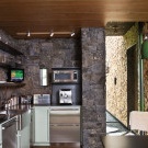 Decorar las paredes de la cocina con piedra.