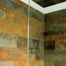 Decoratieve tegel in de badkamer