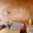Escayola decorativa en la pared del pasillo