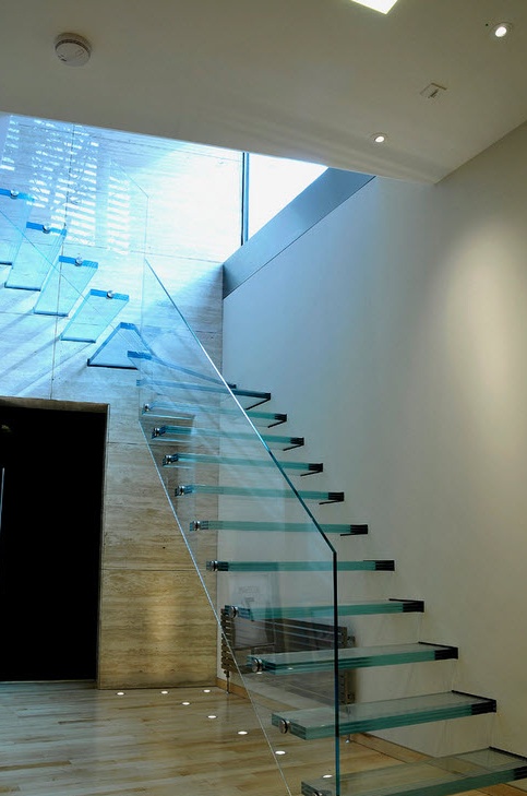 Foto van een ongebruikelijke trap van glas