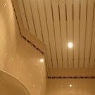 Plafond à lattes petite salle de bain