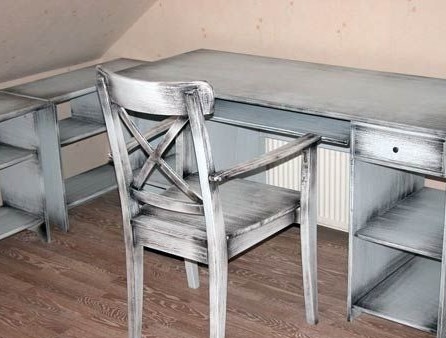 Antyczny stół i krzesło